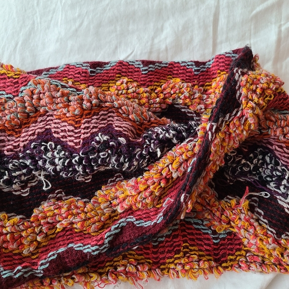Women's scarf - Picture 1 of 4